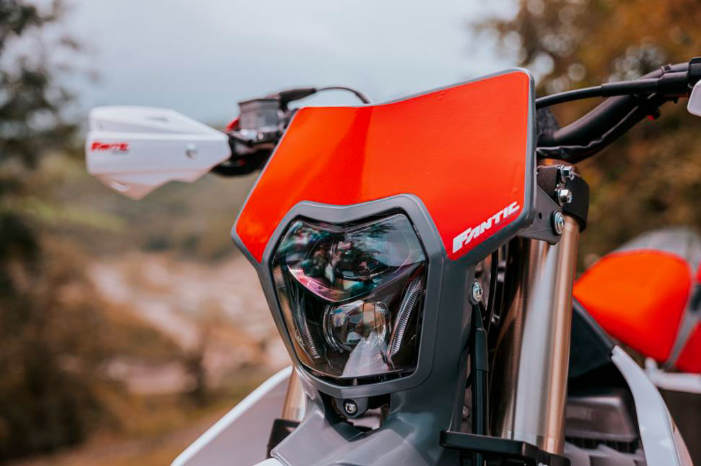 FANTIC XE 125 PHARE AVANT