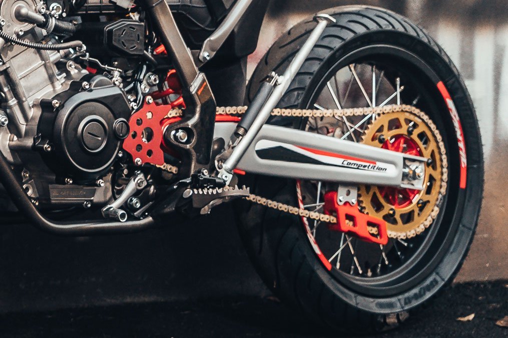 XMF 125 BLANCHE ROUE ARRIERE